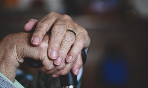 Come scegliere la casa di riposo giusta per un parente anziano: l’importanza di un personale specializzato nelle residenze per anziani